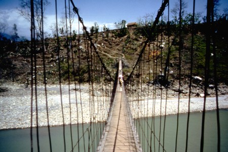 The suspension bridge shortly after leaving Dumre. 